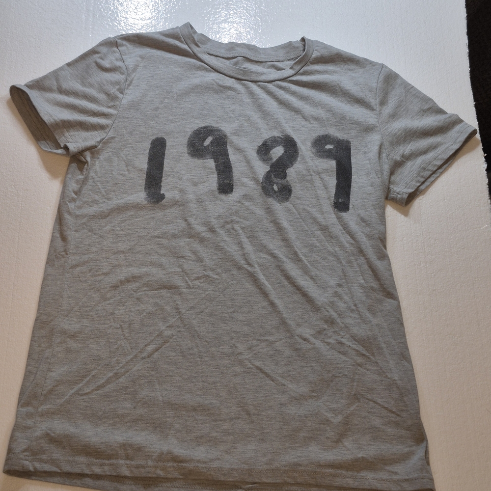 1989 Taylor Swift Shirt Size Small